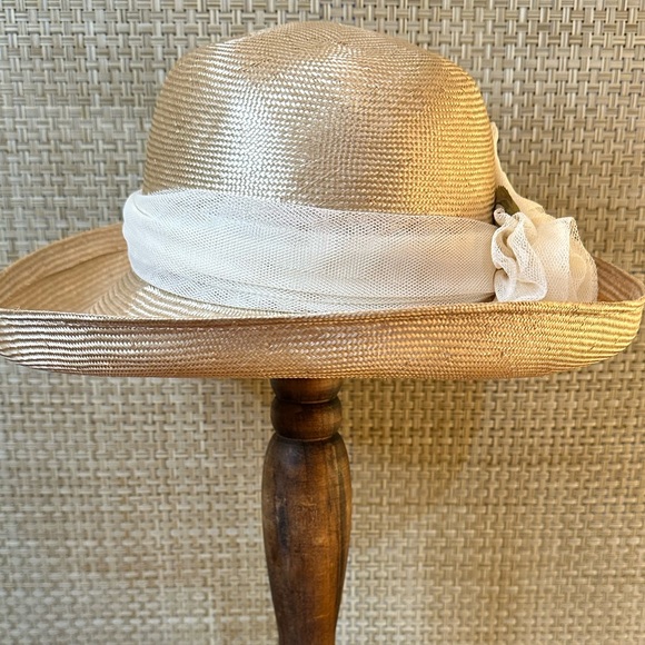 🌟HP🌟VTG 1990s Liz Claiborne Beige Straw Boater Hat with Netting Flowers & Band - Picture 2 of 13